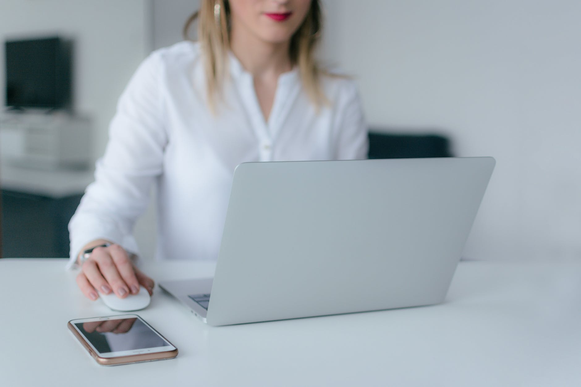 woman using silver laptop Photo by Marek Levak on <a href="https://www.pexels.com/photo/woman-using-silver-laptop-2265488/" rel="nofollow">Pexels.com</a>